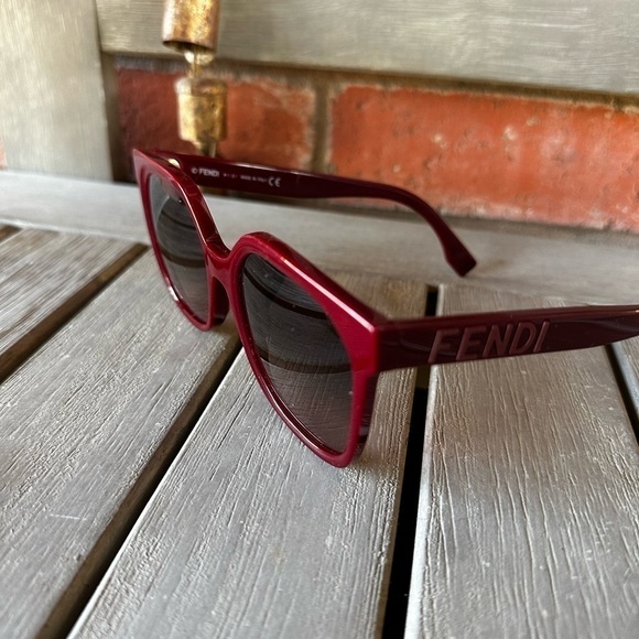 FENDI FE40007I Sunglasses Burgundy Embossed Temples Gradient 2 tone lenses New - Picture 11 of 16